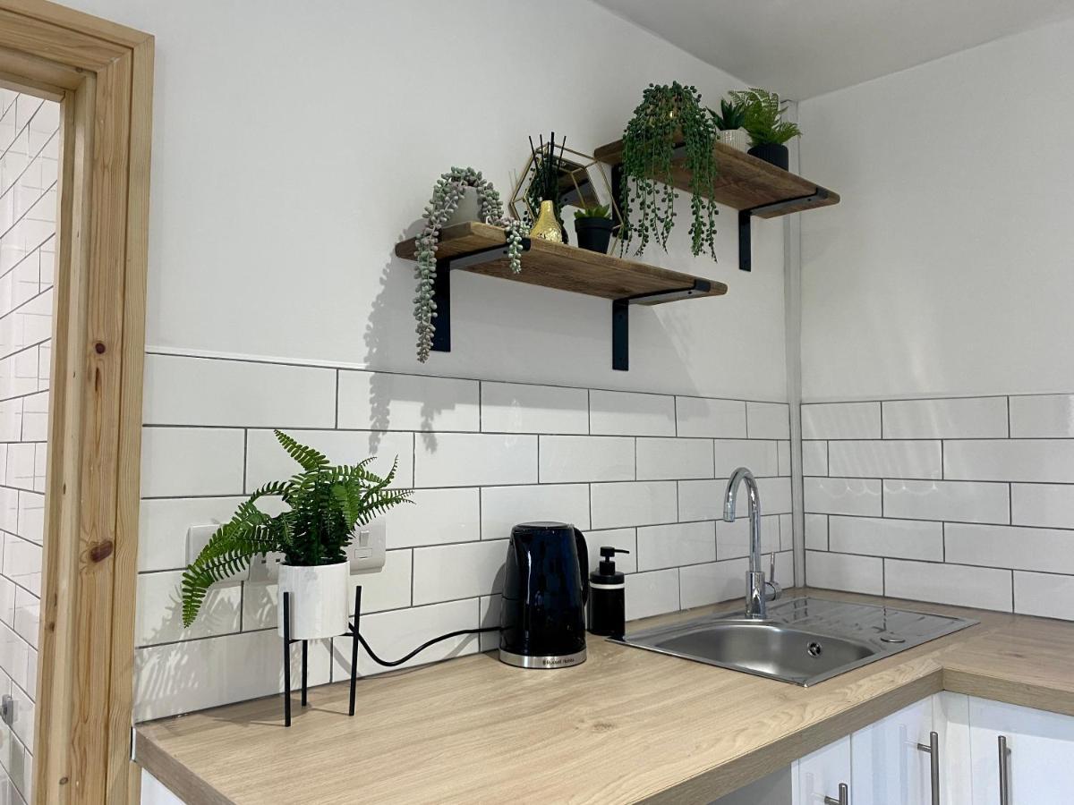 Stylish Studio Apartment In Centre Of St Clears Extérieur photo